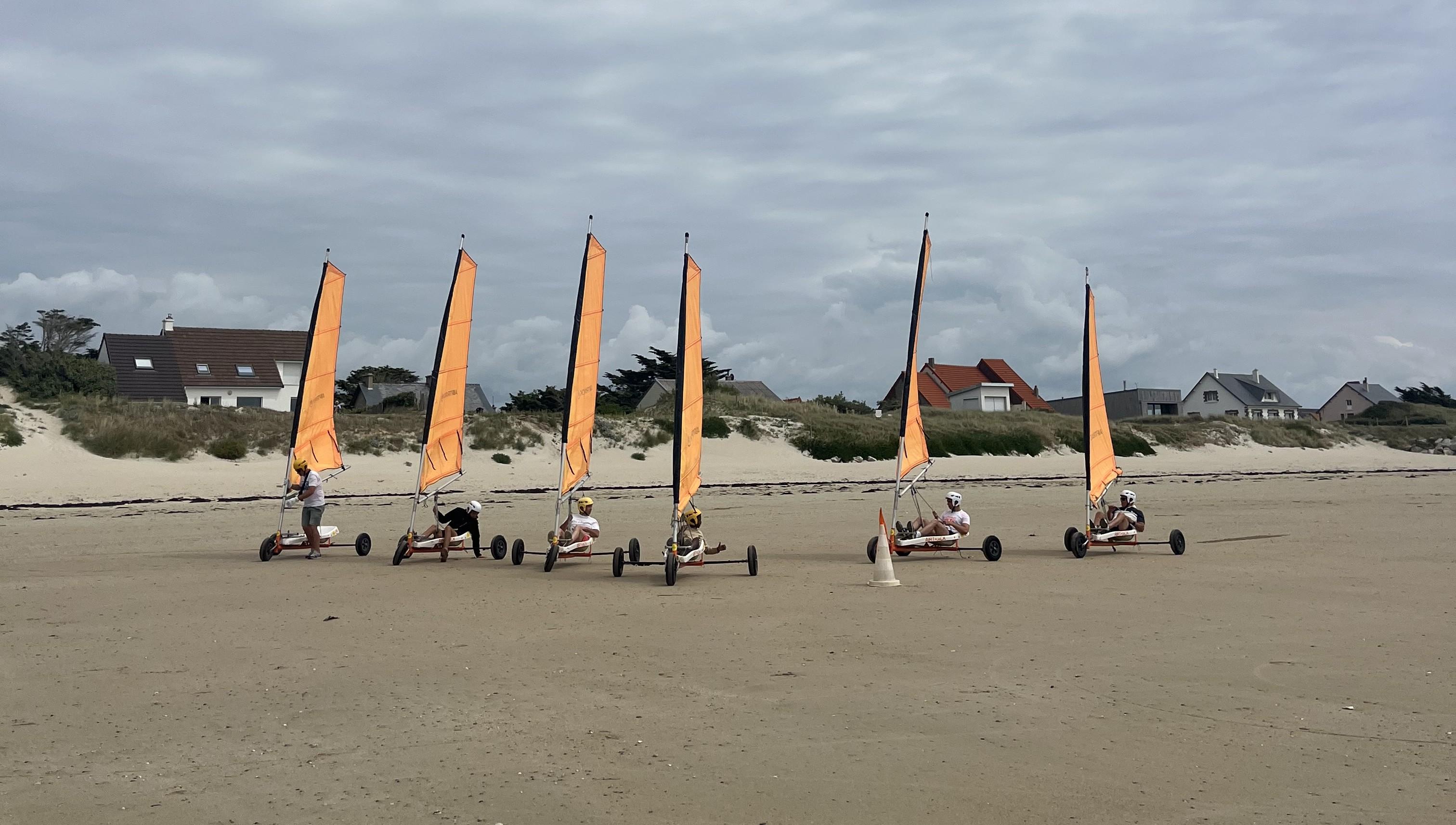 Groupe faisant du char à voile