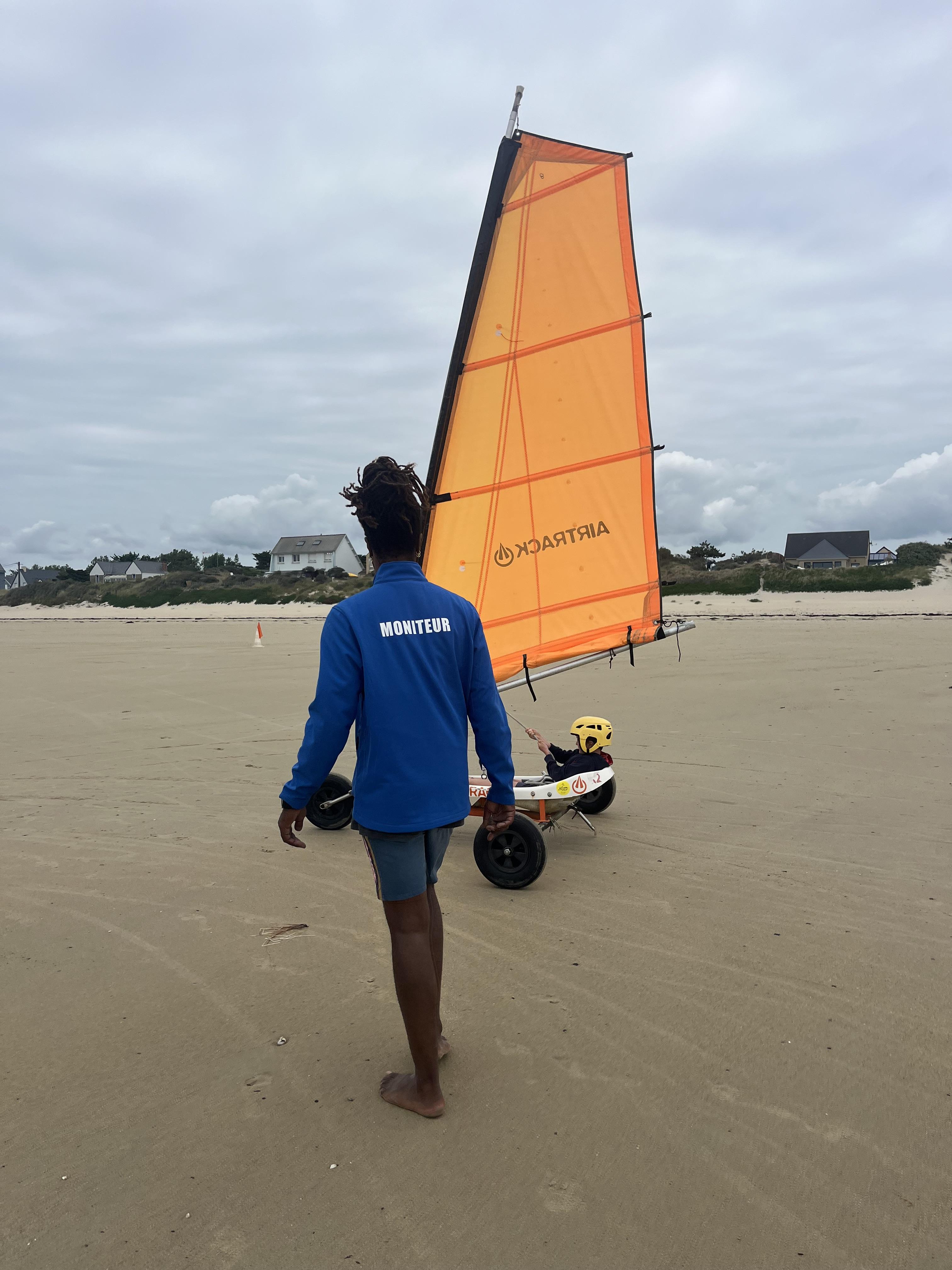 Char à voile rouge naviguant sur la plage de Denneville - Loisirs nautiques Cotentin Manche