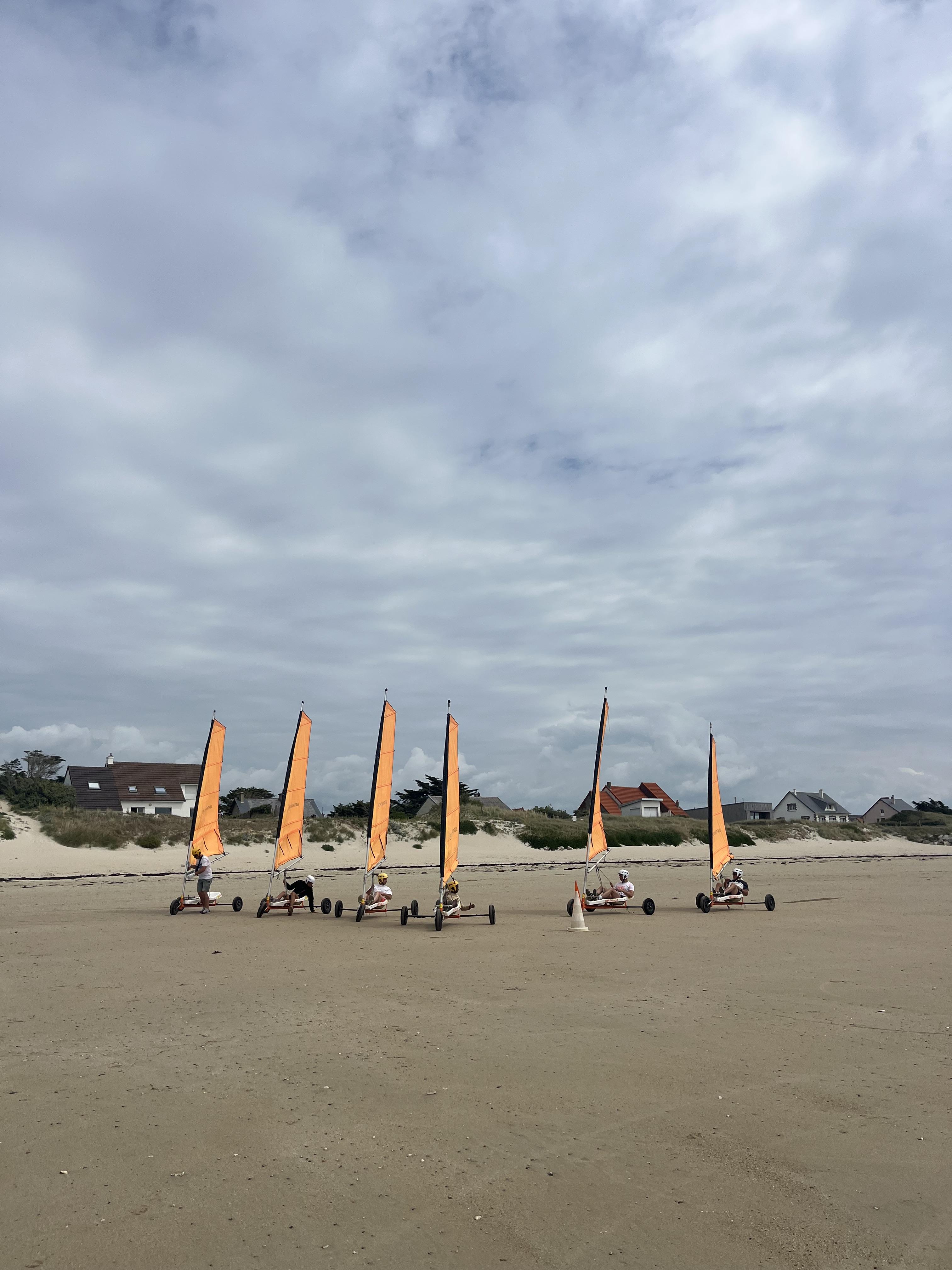 Groupe de trois chars à voile en formation sur la plage de Denneville - Loisirs outdoor et team building Cotentin