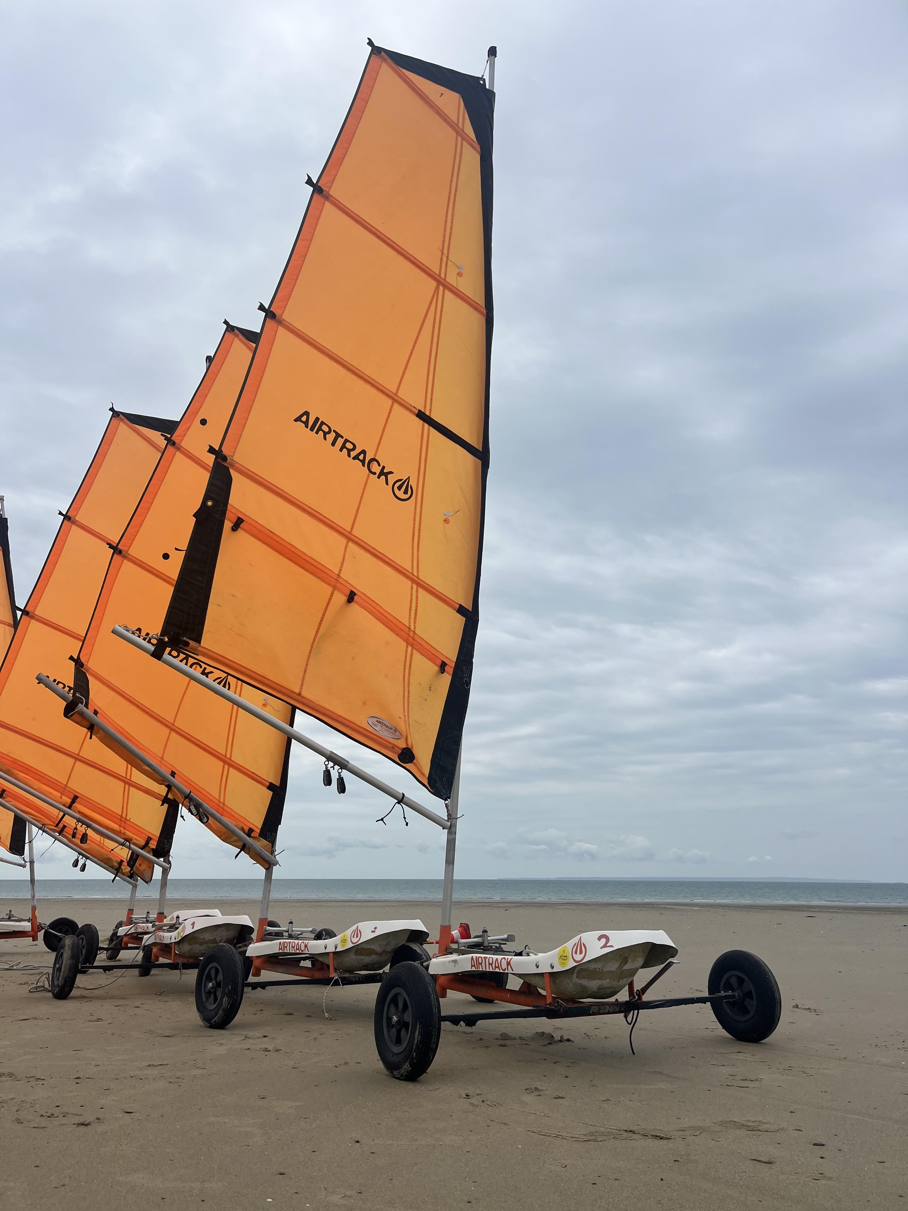 Char à voile bleu en pleine vitesse sur le sable de Denneville - Cours voile et loisirs nautiques Manche